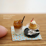 ミニチュアのアイスカフェラテとカスタードプリン