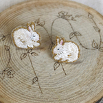 白うさぎ　手縫い刺繍ピアス