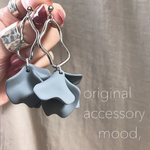 gray × silver  pierce / earring  花びら シルバーピアス