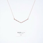 送料無料 【14kgf】星の線　V字ネックレス / 槌目 / M シェブロン
