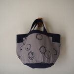 刺繍　コットン　グレー×　帆布　紺色　♪　両脇ポケット　丸底バケツBAG　Sサイズ　♪　　北欧風　ちょうちょ　リース