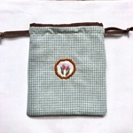 チューリップ刺繍巾着