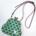 木玉ひねりのがま口ポーチ　ショルダーひもタイプ（りすさん×グリーン系）