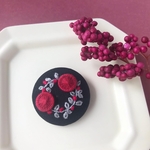 チェコの糸ボタンと刺繍ブローチ【黒にえんじ色】