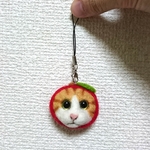 羊毛フェルト 茶トラ猫ストラップ(りんごかぶりもの)
