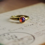 青い光があらわれる赤いチェコガラスリング5