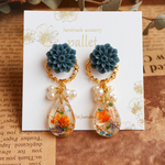 瑠璃色ダリア×お花の雫ピアス、イヤリング