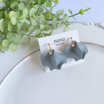 グレーマット花びらとジルコニアピアス/イヤリング/サージカルステンレス nonoacs
