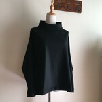 圧縮ウールニット黒で作ったハイネックショルダードロッププルオーバー
