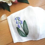 【新作❤️】秋におすすめ　Ｗガーゼ　刺繍　マスク　すずらん　白　お花　秋用マスク　刺繍　刺繍マスク　Ｗガーゼマスク　秋　おしゃれマスク　秋マスク　結婚式　冠婚葬祭　大人用マスク　
