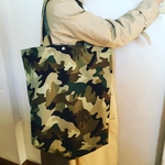 再販です☺︎素敵定番エコバッグ　ポケット付き✴︎新作　カモフラ柄✴︎撥水ナイロン地コンパクト収納カラビナ付✴︎