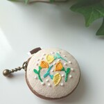 小さな花刺繍のマカロンポーチ