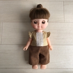 レース と フリル のキレイめトップスと コードュロイ パンツ