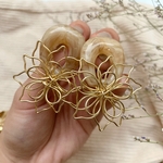 ハンドメイドピアス ベージュ お花 ゴールド