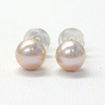 パール ピアス 5-6mm ナチュラルカラー ◆ 金属アレルギー対応 淡水パール ベビーパール チタンピアス しんぷる 一粒 可愛い （e66）