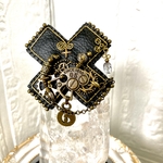 フェイクレザーブローチ　CROSS