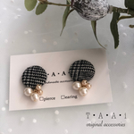 黒チェックカボションとパールのピアス（イヤリング）