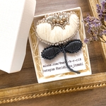 ふっくら毛糸のクリスマスローズの刺繍ブローチ＊アイボリー×シルバー