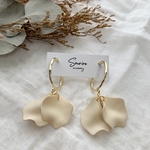 ゴールド×ホワイトベージュカラーの花びらピアス