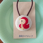 刺繍ヘアゴム「レトロなとり  あか38」くるみボタン