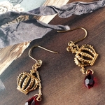 王冠と赤の雫ピアス