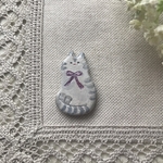 しっぽ巻きネコのブローチ(しましまグレー)