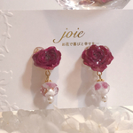 薔薇レジンアクセサリー　薔薇ドライフラワーと薔薇ビーズ　　のピアスイヤリング