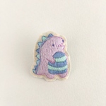 おしゃべりかいじゅう手刺繍ブローチ(右向き、パープル)
