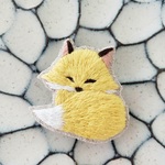 キツネの刺繍ブローチ
