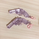 ポップなスケルトンパープル銃の樹脂ピアス