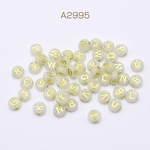 A2995  100g  アクリルビーズ コイン型 9.5mm アルファベット柄 ライトグリーン 2X【約50g(約170ヶ)】