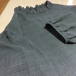 グレンチェックのフリルネックブラウス　ダークネイビー×生成