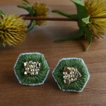 カーキの刺繍ピアス/イヤリング＊ヘキサゴン型＊ビーズ＊グリーン＊緑