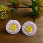 ピンクの刺繍ピアス/イヤリング＊ラウンド型＊ビーズ＊桃色