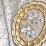【(2つ)レースミニヘアクリップ】 フラワー刺繍 ヘアピン ヘアクリップ ベビー メルちゃん　ソランちゃん　キッズ　レース　誕生日　発表会　チューリップ