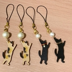 本革　パールにぶら下がる　猫ちゃんストラップ