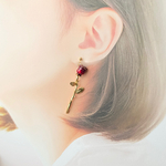真紅　一輪の薔薇のピアス・イヤリング
