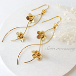 ＊2連のお花ツイストチャームの揺れる＊ピアス・イヤリング