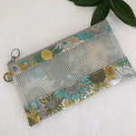 再販３　リバティフラットポーチ(マスクポーチ)  スモールスザンナ（黄緑）