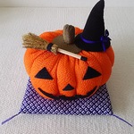 ちりめん細工    和ティストの  ハロウイン カボチャ   箒と帽子を添えて 