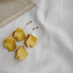 mat petal pierce/earring(mustard)