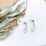 シンプルで美しい水晶ピアス