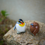 磁器製のオウサマペンギンの親子（Porcelain Figurine of Parent and Child King Penguin）