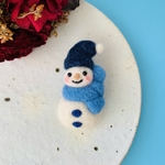 【期間限定】雪だるまブローチ(帽子・濃紺・マフラー水色)・大《羊毛フェルト》