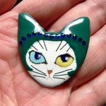 七宝焼・緑の帽子のオッドアイのねこ