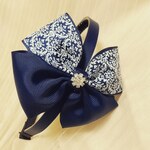 フォーマル ダシック 落ち着いた マスク柄 リボン ヘアカチューシャ ☆ キラキラ ビジュー がワンポイント 上品 クラシカル カチューシャ 特別な日 ドレス と一緒に♪