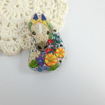 刺繍ブローチ　花馬　ベージュ