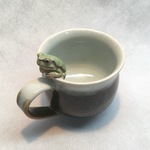縁のりマグカップ(アマガエル白茶)