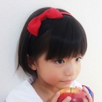 再販40超🍎白雪姫のような赤いリボンカチューシャ中【子供用】