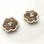 お花の刺繍ひとつぶピアス (グレージュ)